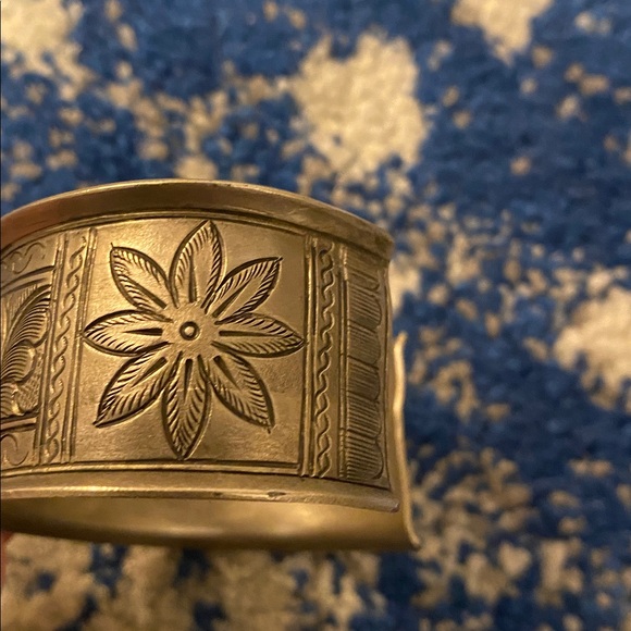 Vintage pewter cuff with fish and flowers - Picture 2 of 4